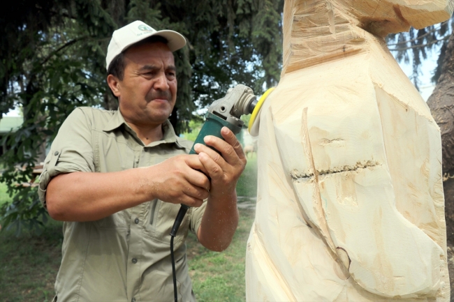 Fırtınada kırılan ağacı ayı minyatürüne dönüştürdüler